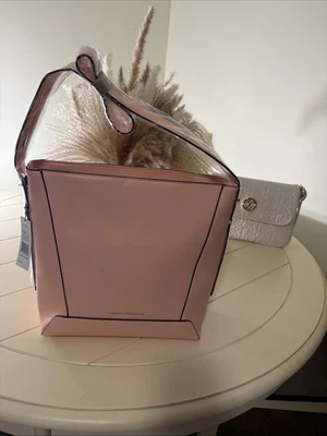 Bolso de hombro French Connection Olympia Bucket cuero sintético melocotón suave Foto 1 de 4