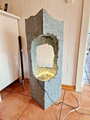 Granimex Wasserspiel Wassersäule Stein Optik Brunnen mit Beleuchtung Wasserfall - Bild 1 von 4