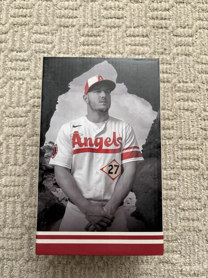 Nuevo en caja Mike Trout City Connect Bobblehead Sorteo oficial del estadio Foto 1 de 4