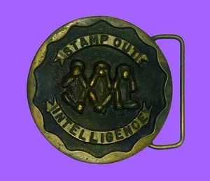 Hebilla de cinturón - DE COLECCIÓN AÑOS 70 "STAMP OUT INTELLIGENCE" 3 SIN MALES - LATÓN - RARO - Imagen 1 de 3