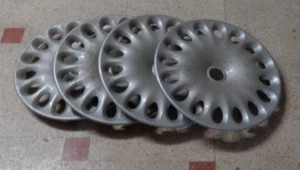 E1855A YY - 4 COPPE COPPETTE BORCHIE COPRICERCHIO RUOTA ALFA ROMEO 166 16" - Imagen 1 de 3