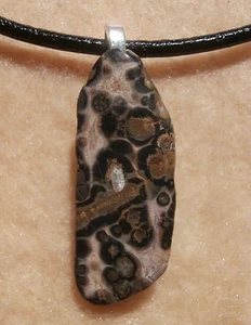 Collar colgante de jaspe de piel de leopardo con cordón de cuero negro broche en tono plateado 18""+ - Imagen 1 de 12