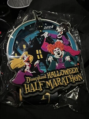 2024 Run Disney Halloween Media Maratón Minnie Clarabelle Participante Medalla Foto 1 de 2