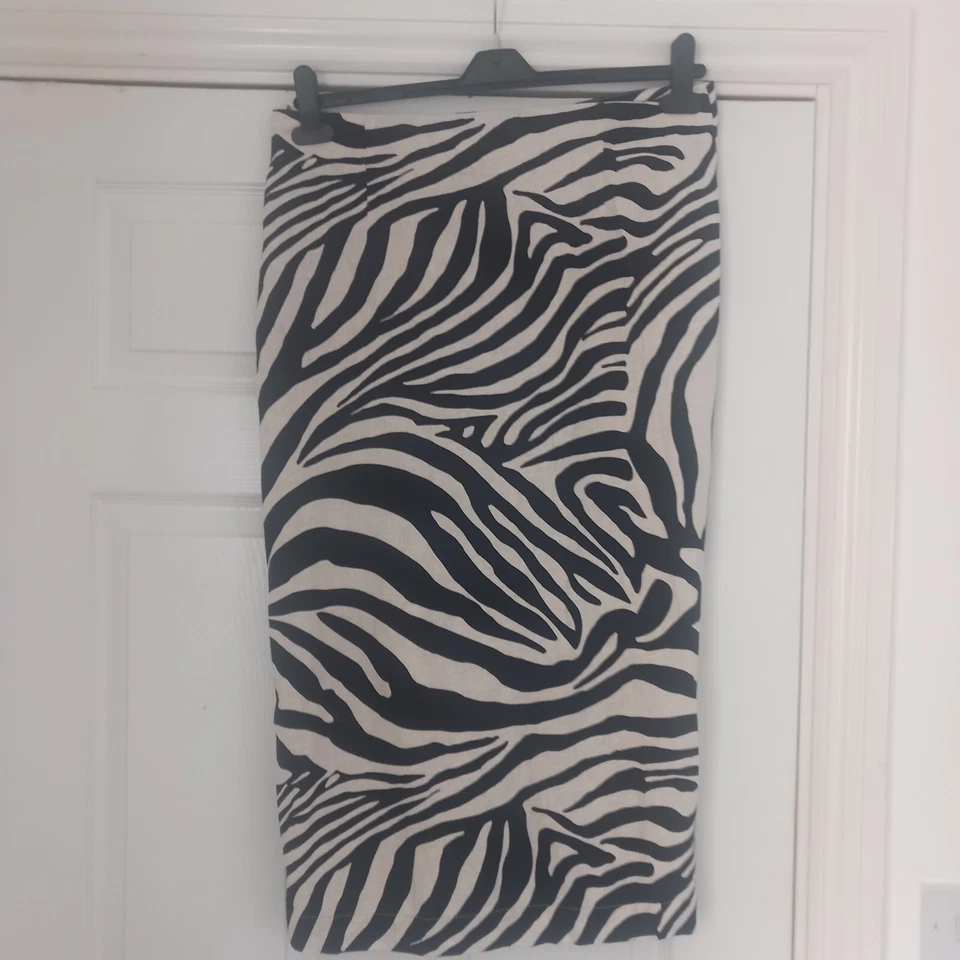 FW Bridge (F&F) ladies black & white looks like a wrap size plz read below. - Image 1 of 1