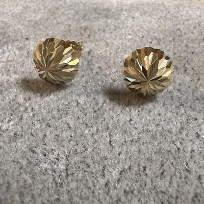 Aretes de diseño inmobiliario de oro amarillo de 14 quilates con corte de diamante en forma de cúpula Foto 1 de 4