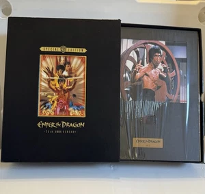 Enter The Dragon 25th Anniversary Special Edition VHS/ CD Set Complete Bruce Lee - Imagen 1 de 19