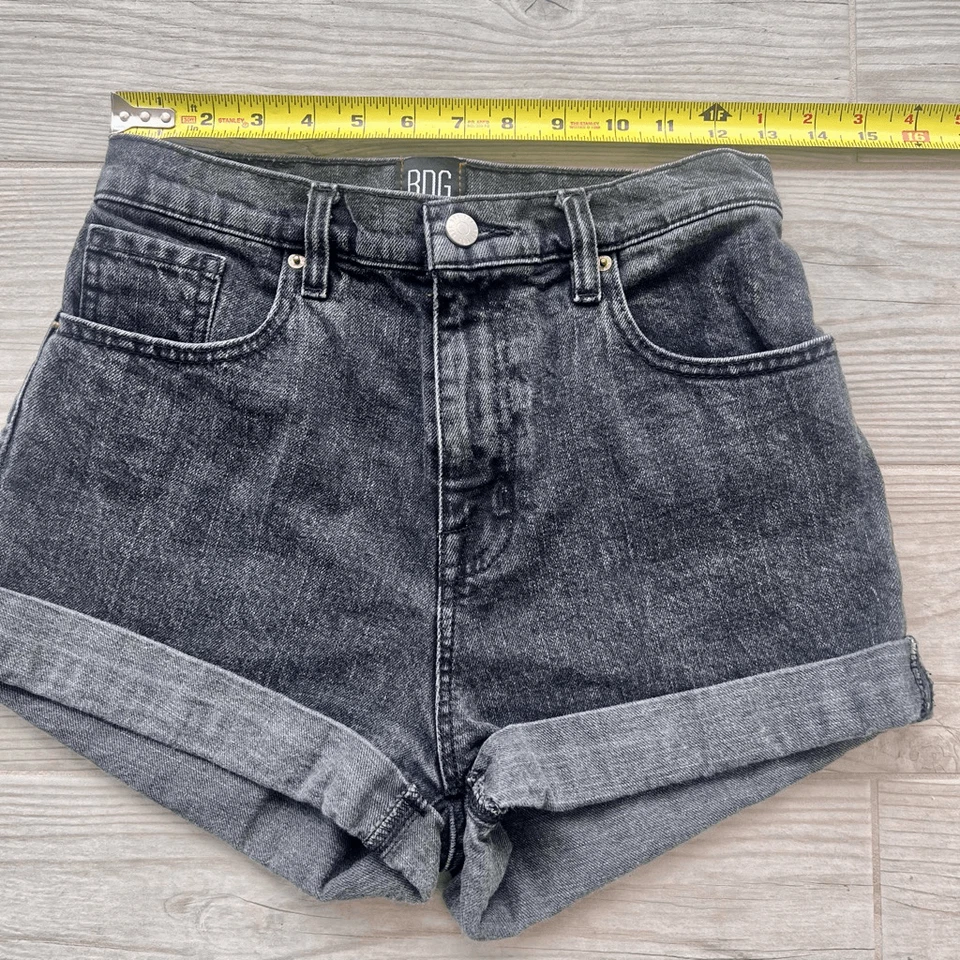 BDG Urban Outfitters Mujer Gris Dobladillo Enrollado Mamá Tiro Alto Denim Corto Talla 26 Foto 1 de 4