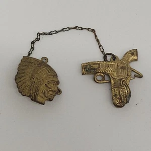 Spilla pistola cowboy testa indiana nativi americani / spilla tono oro vintage - Foto 1 di 5