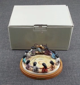 Figura Goebel Hummel Degrazia 1986 Los Niños con Caja y Base - Imagen 1 de 13