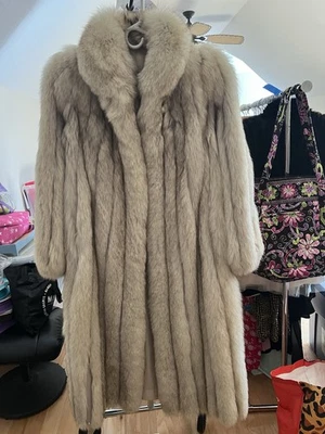 Abrigo de piel largo completo de zorro plateado vintage elegante y limpio para mujer mediano elegante Foto 1 de 4