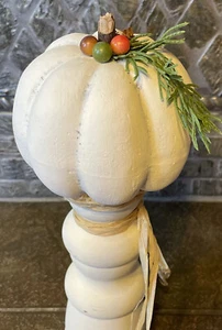 Calabaza sintética sobre pedestal de madera vintage pintado personalizado decoración única otoño/otoño - Imagen 1 de 7