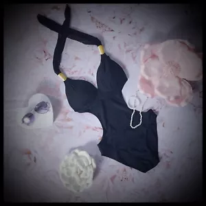 Costume da bagno nero ritagliato in oro con accento - Foto 1 di 15