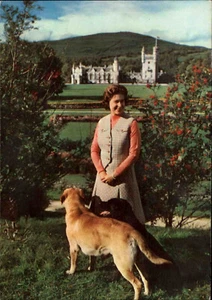 Adel & Monarchie H.M. QUEEN ELIZABETH II with her dogs at Balmoral Castle color - Picture 1 of 2