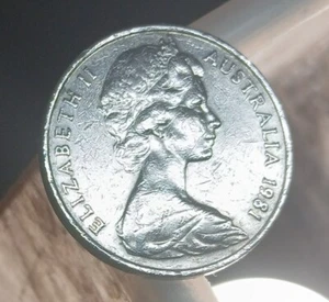 1981 Australia Platypus Swimming & Queen Elizabeth II / 20 Cents Coin - Picture 1 of 3