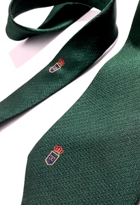 CRESTA EMBLEMA CHANEL VINTAGE CC COCO TEJIDO CORBATA ESTRECHA GAMA ALTA VERDE ITALIA - Imagen 1 de 16