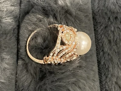 Anillo llamativo blanco imitación perla cúpula cristal transparente tono oro rosa talla 8 Foto 1 de 4