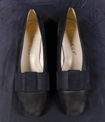 Classic Delman Black Suede Pumps Shoes w Flat Grosgrain Bow 1-3/4" Heel size 7.5 - Image 1 of 4