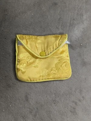 "Bolsa de monedas de tela china amarilla con flores doradas bolsa de regalo con cremallera 3" x 3,5"""  Foto 1 de 4
