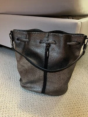 Bolso de Hombro Elizabeth and James Cynnie Sling Cuero Guijarro Metálico Cremallera Cubo Foto 1 de 4