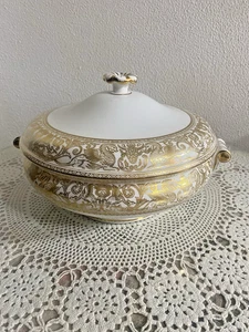 Wedgwood Florentine Gold/White 8 1/8 inch Covered Vegetable Serving Bowl 1961-86 - Picture 1 of 9