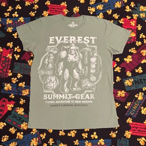 T-shirt grafica DISNEY A.Bominables Everest Summit Tours / taglia L - Foto 1 di 4