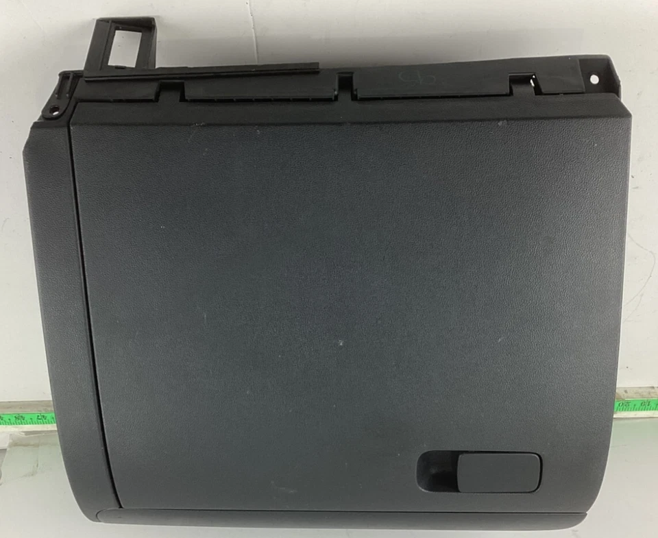 Volkswagen Jetta 2011-2018 tablero guantera compartimento de almacenamiento 5C7857097 OEM. Foto 1 de 4