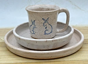 Kunsthandwerk Steinzeug dreiteiliges Set Tasse Teller gesprenkelt Tropfglasur Hasen signiert - Bild 1 von 21