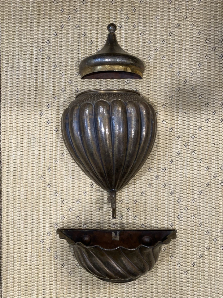 Vintage Hammered Brass Lavabo Wall Fountain Mid Century Brass Foto 1 de 4