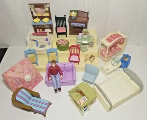Vintage Fisher Price liebevolle Familie Puppenhaus Set 20+ Stck. Möbel Regenschirm Papa Stuhl - Bild 1 von 7