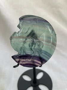 Lila grün gebänderter Flourit Pegasus Schnitzerei polierter Kristall - Bild 1 von 5