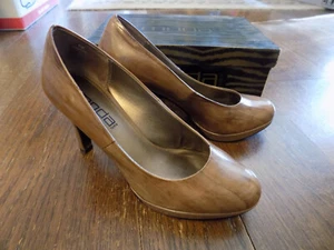 moda Kimberly Latte brown eel like stitched Slight platform pumps 3.5" heels 8.5 - Picture 1 of 13