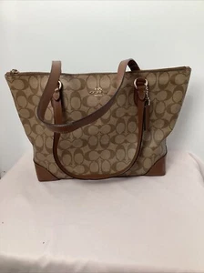 BOLSO DE MANO COACH F29208 CON CREMALLERA SUPERIOR EN LONA RECUBIERTA EXCLUSIVA CAQUI/SILLA DE MONTAR - Imagen 1 de 9