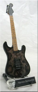 WARREN DeMARTINI Miniatur Gitarre Snake RATT mit Gitarrenplektrum - Bild 1 von 3