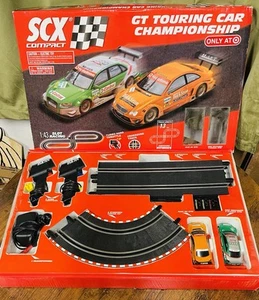 SCX 1:43 Juego de Carreras de Coches Ranura Usado en Excelente Condición Completo Listo Para Usar GT Touring. - Imagen 1 de 8