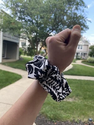 Juego De 2 Scrunchies Hechos A Mano 100% Seda Nuevos L Foto 1 de 4