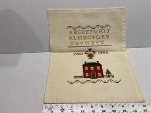 fertiges Kreuzstichmuster 1980 Kolonial Heimatalphabet signiert & datiert - Bild 1 von 3
