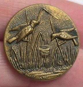 Antiker Metall Bild Knopf VÖGEL BAUEN NEST IM TEICH - Bild 1 von 4