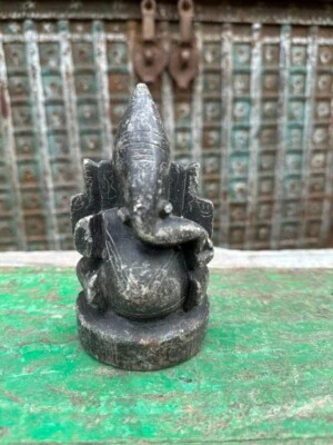 Antigua escultura de piedra negra finamente tallada pintada rara del dios hindú Ganesha de 1700 Foto 1 de 4