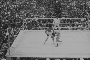 American Boxer Jack Dempsey Fights French Boxer Georges Carpentier 4x6 PHOTO - Picture 1 of 1