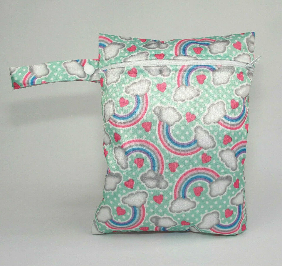 Kleine Nasstasche für Windeln, Brustpolster, Tücher, Tuchpolster - Regenbogen *UK*