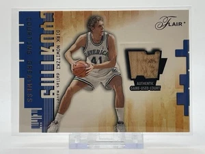 2001-02 Flair Courting Greatness Dirk Nowitzki Dallas Mavericks gioco usato campo - Foto 1 di 3