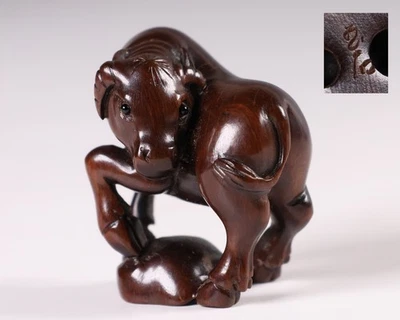 Tallado en madera japonés motivo de buey Netsuke 1,6 pulgadas Inro Ojime de la era Gyokuseki Meiji Foto 1 de 4