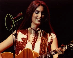 EMMYLOU HARRIS SIGNED AUTOGRAPHED 8x10 PHOTO COUNTRY MUSIC LEGEND BECKETT BAS - Picture 1 of 2
