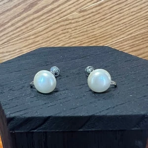 Par de pendientes vintage de clip/tornillo de perlas de imitación estampados MCM - Imagen 1 de 6