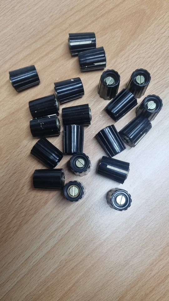 1 Stück Potentiometer Drehwiederstand Knöpfe Industrie für 6er Achse DM 17mm - Bild 1 von 3