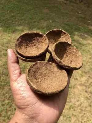 28-30 Stück Desi KUHDUNG DIYAS, Gobar Diya Deepak, 5,5 cm, Reinigung Religiös - Bild 1 von 4