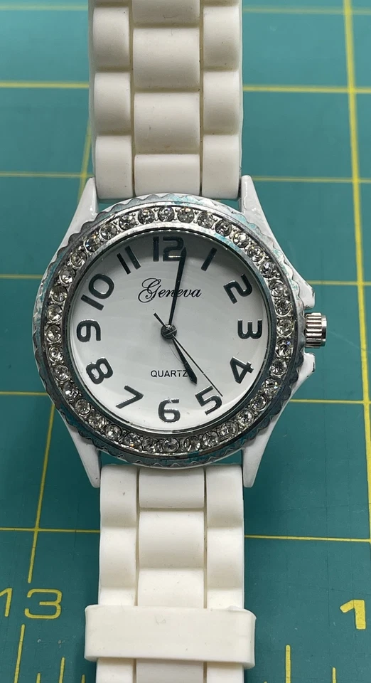 Reloj de Cuarzo Geneva Tono Plateado y Borde de Estrás Banda de Silicona Blanca Funciona Foto 1 de 4