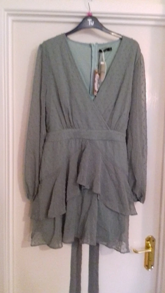 MINIVESTIDO BOOHOO VERDE SALVIA CON VOLANTES DOBBY GASA REINO UNIDO 16 NUEVO CON ETIQUETAS Foto 1 de 4
