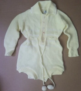 Monos de punto de ganchillo amarillo bebé muñeca de una pieza hechos en Japón acrílico de colección años 50 - Imagen 1 de 4