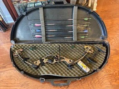 HOYT MagnaTec ZR 200 Right Handed Bow & Case + 7 Arrows + Quiver - Image 1 of 4